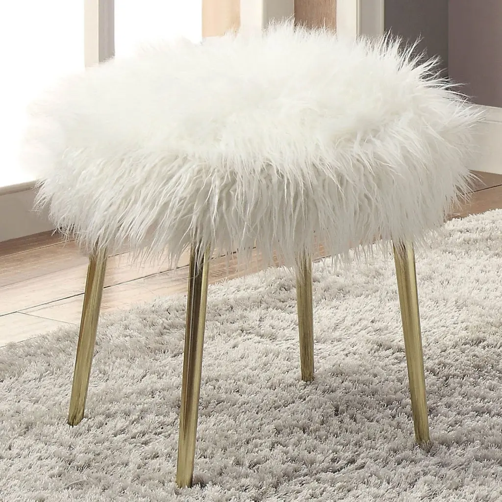 Contemporary Glam White Ottoman Precious Metal Material Faux Fur Upholstery kanepe